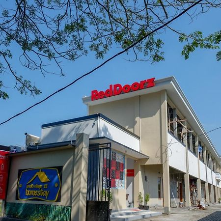 Hotel RedDoorz near Padang Golf Adisucipto Potrojayan Zewnętrze zdjęcie
