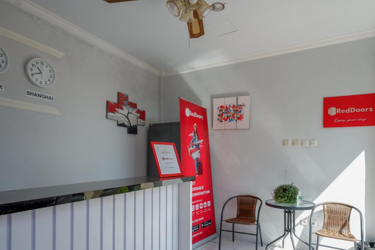 Hotel RedDoorz near Padang Golf Adisucipto Potrojayan Zewnętrze zdjęcie