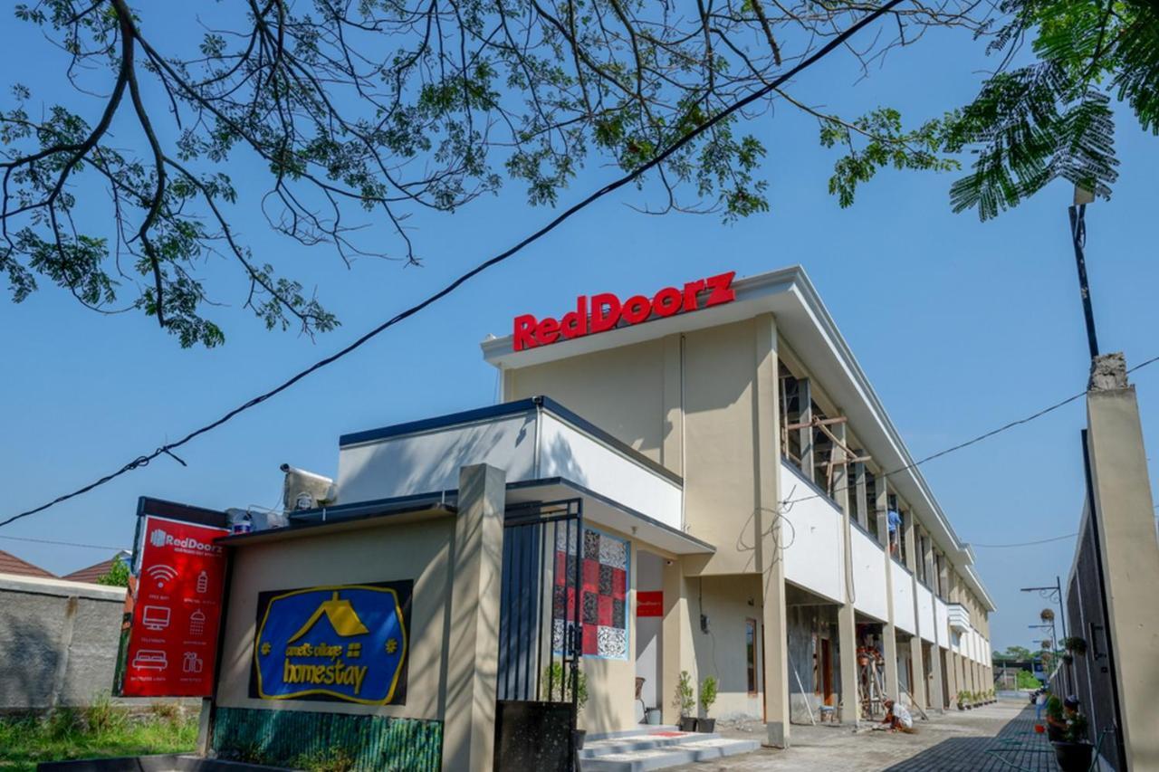 Hotel RedDoorz near Padang Golf Adisucipto Potrojayan Zewnętrze zdjęcie