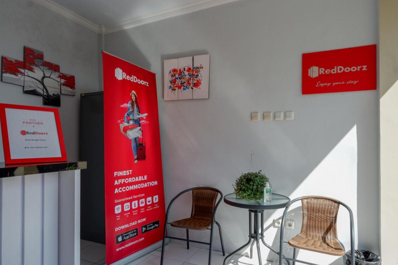 Hotel RedDoorz near Padang Golf Adisucipto Potrojayan Zewnętrze zdjęcie