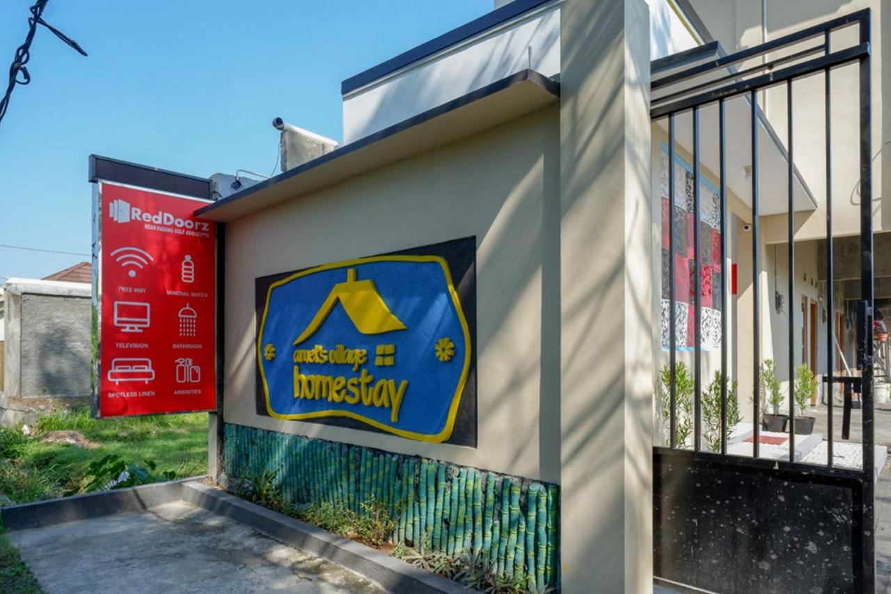 Hotel RedDoorz near Padang Golf Adisucipto Potrojayan Zewnętrze zdjęcie