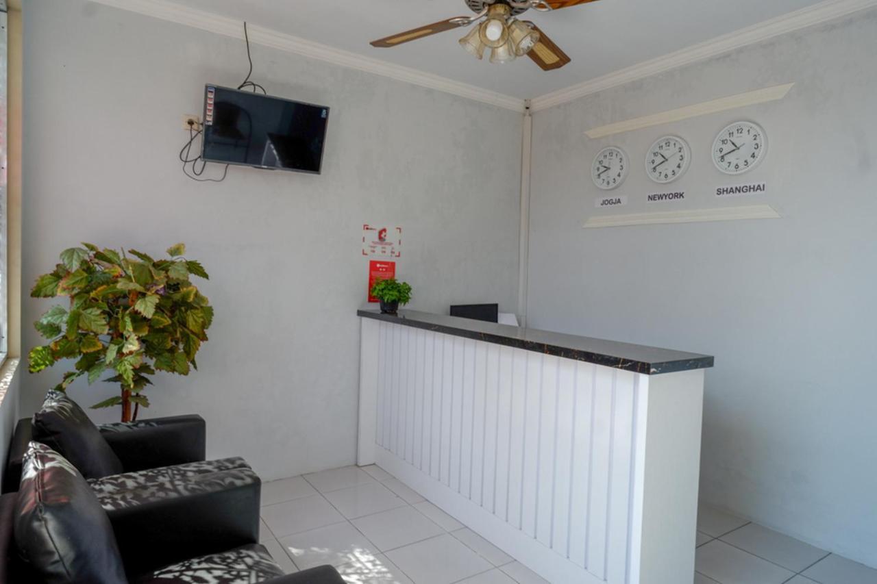 Hotel RedDoorz near Padang Golf Adisucipto Potrojayan Zewnętrze zdjęcie