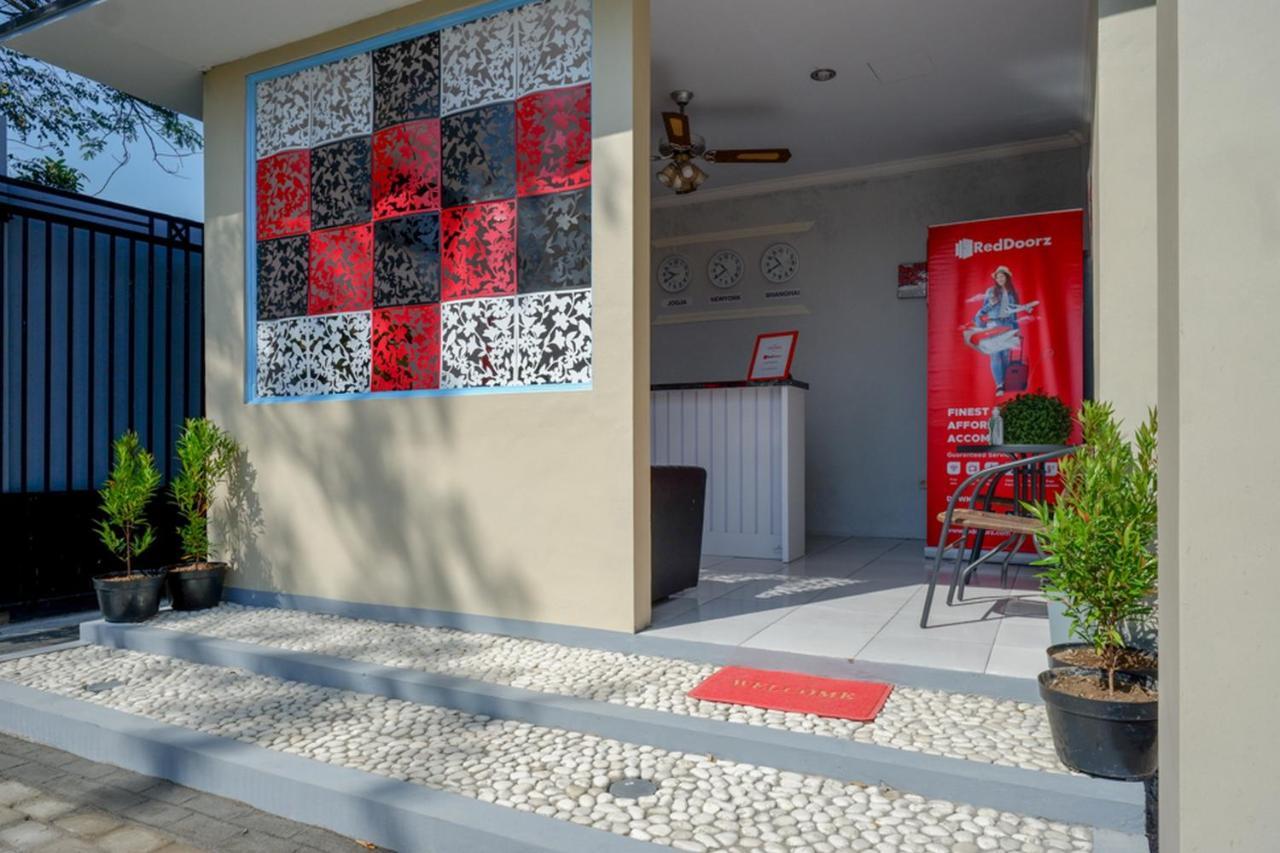 Hotel RedDoorz near Padang Golf Adisucipto Potrojayan Zewnętrze zdjęcie
