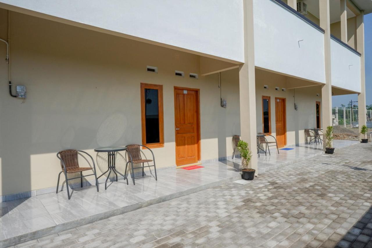 Hotel RedDoorz near Padang Golf Adisucipto Potrojayan Zewnętrze zdjęcie