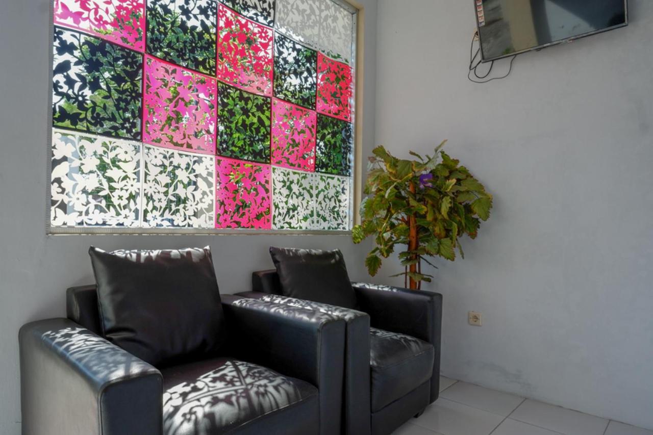 Hotel RedDoorz near Padang Golf Adisucipto Potrojayan Zewnętrze zdjęcie
