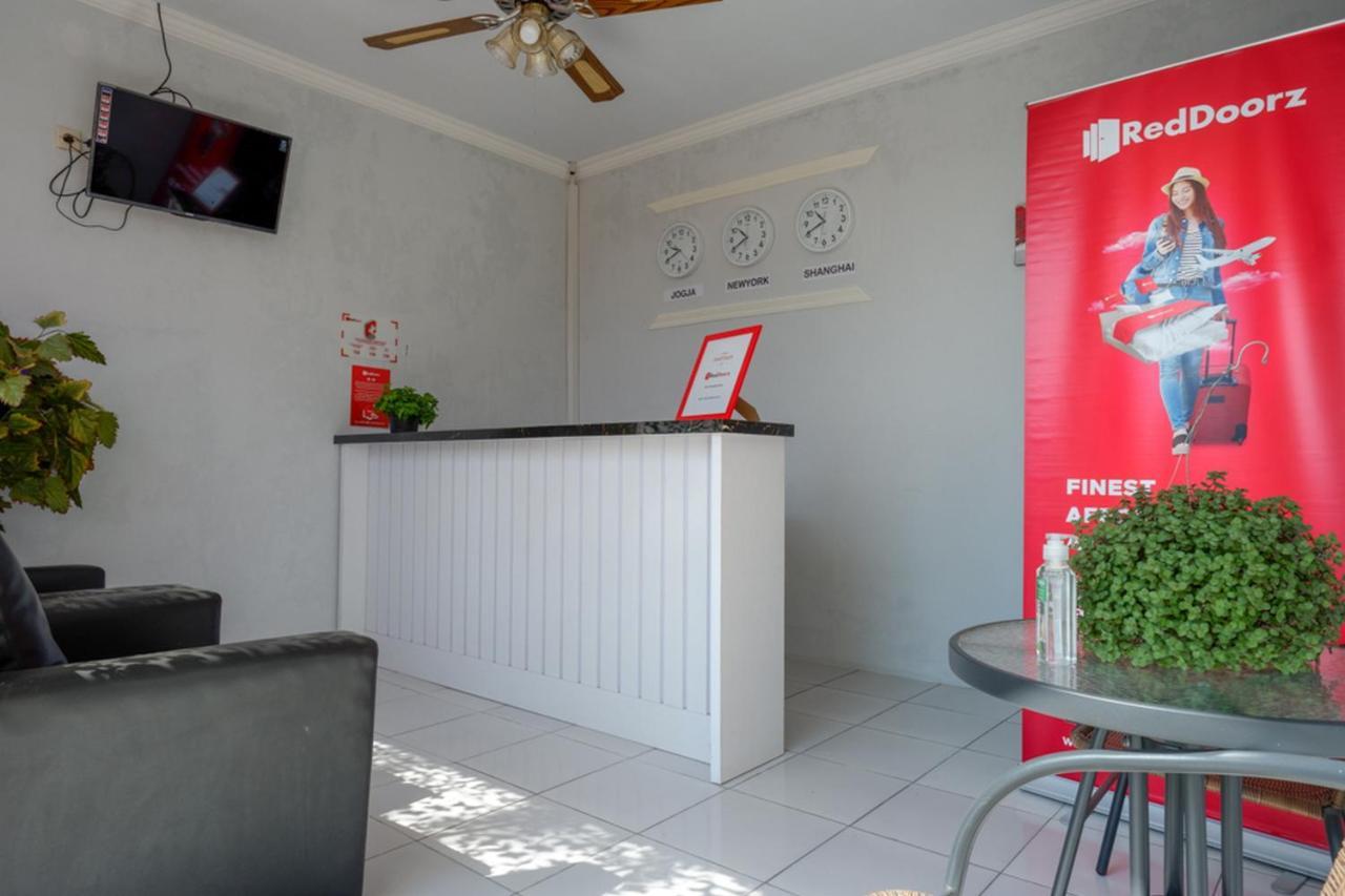 Hotel RedDoorz near Padang Golf Adisucipto Potrojayan Zewnętrze zdjęcie