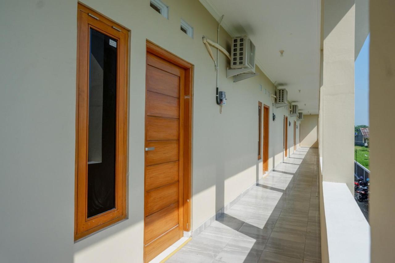 Hotel RedDoorz near Padang Golf Adisucipto Potrojayan Zewnętrze zdjęcie