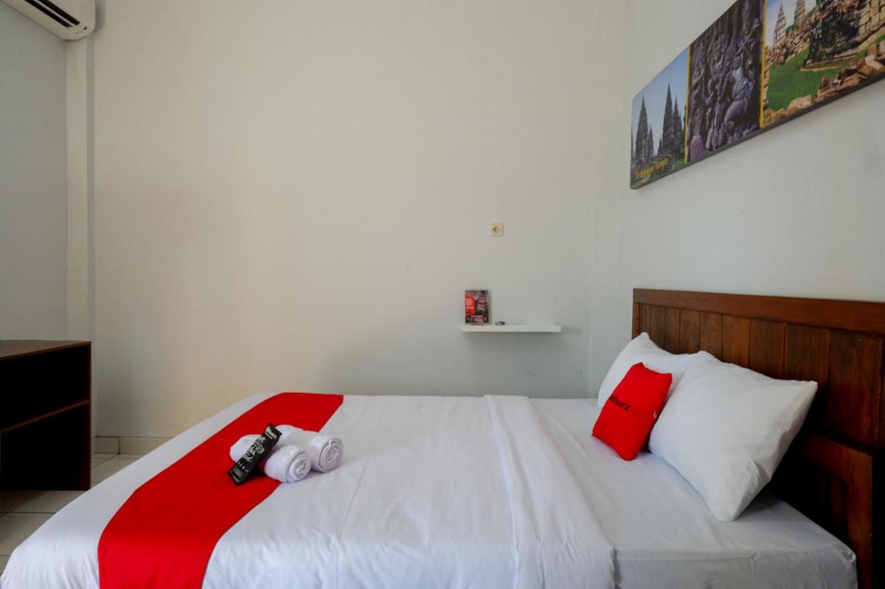 Hotel RedDoorz near Padang Golf Adisucipto Potrojayan Zewnętrze zdjęcie