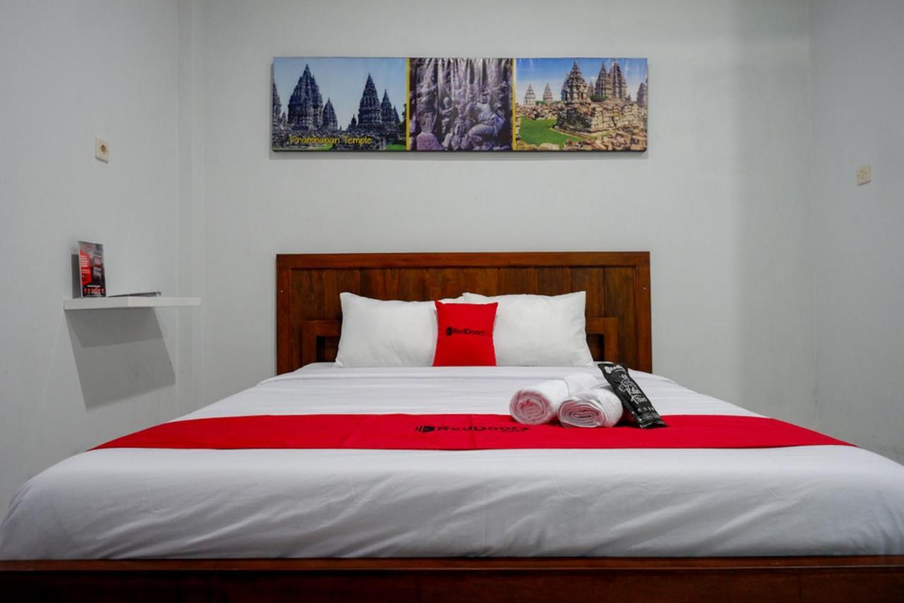 Hotel RedDoorz near Padang Golf Adisucipto Potrojayan Zewnętrze zdjęcie
