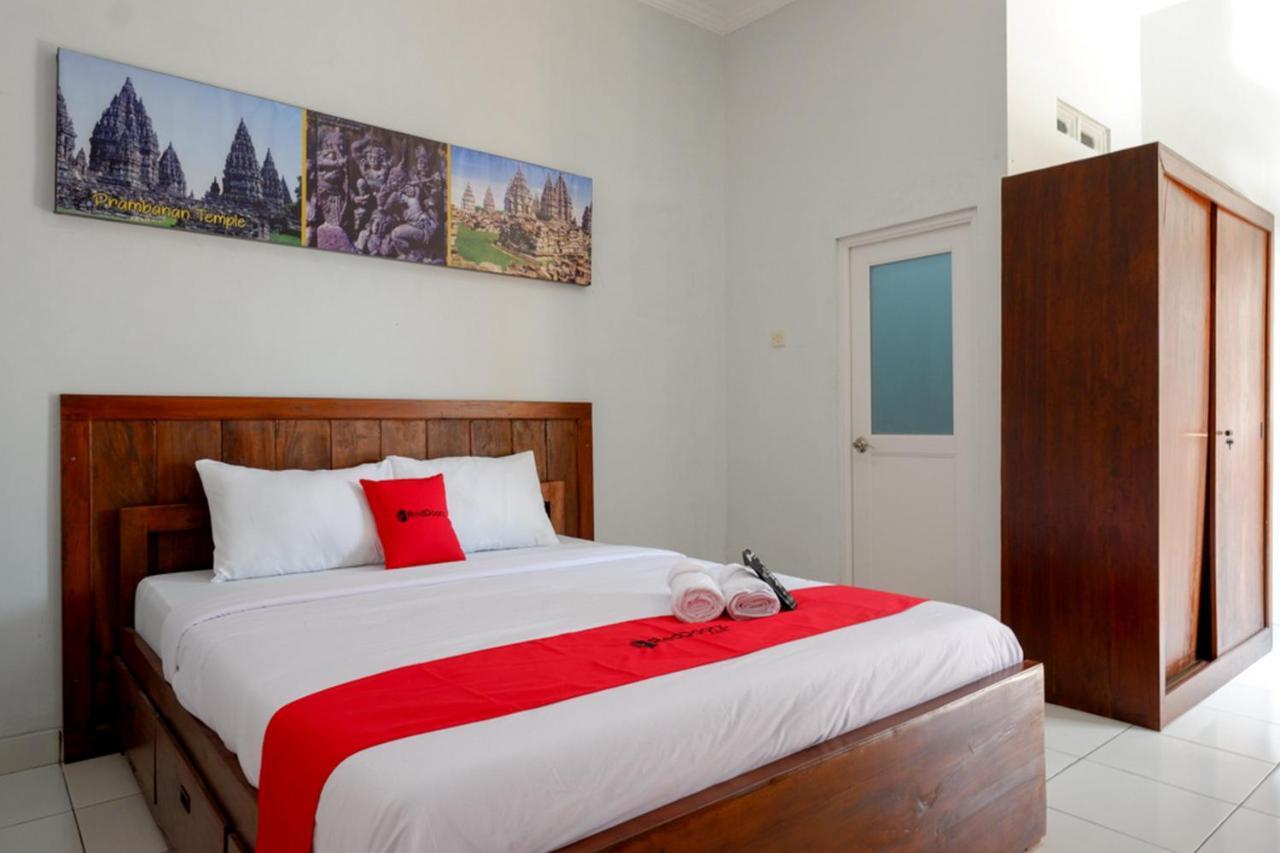 Hotel RedDoorz near Padang Golf Adisucipto Potrojayan Zewnętrze zdjęcie