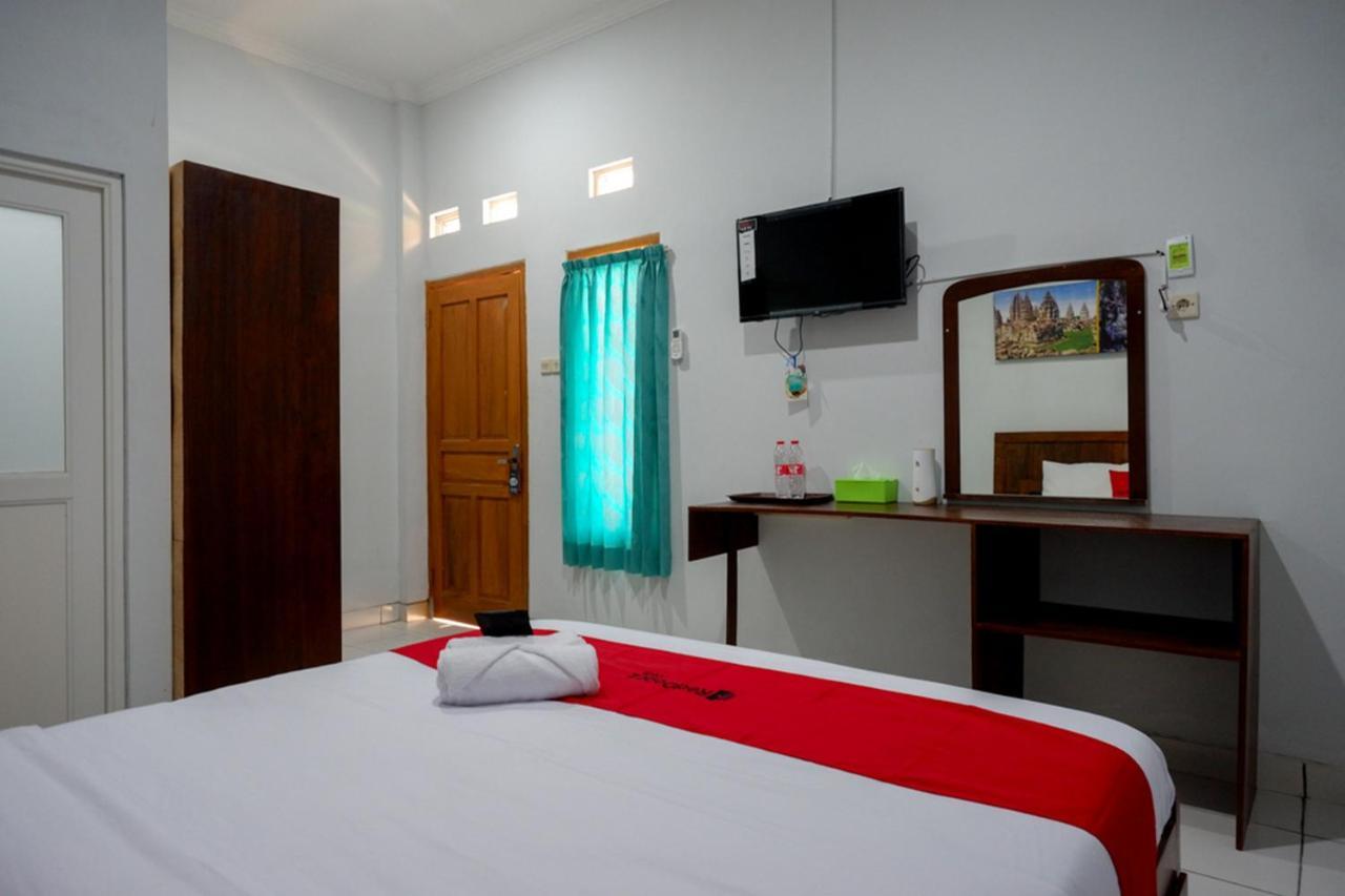Hotel RedDoorz near Padang Golf Adisucipto Potrojayan Zewnętrze zdjęcie
