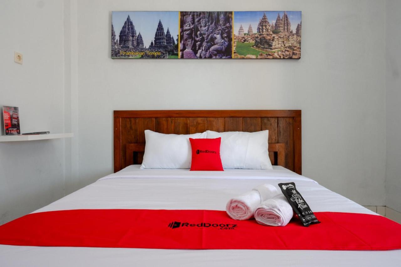 Hotel RedDoorz near Padang Golf Adisucipto Potrojayan Zewnętrze zdjęcie