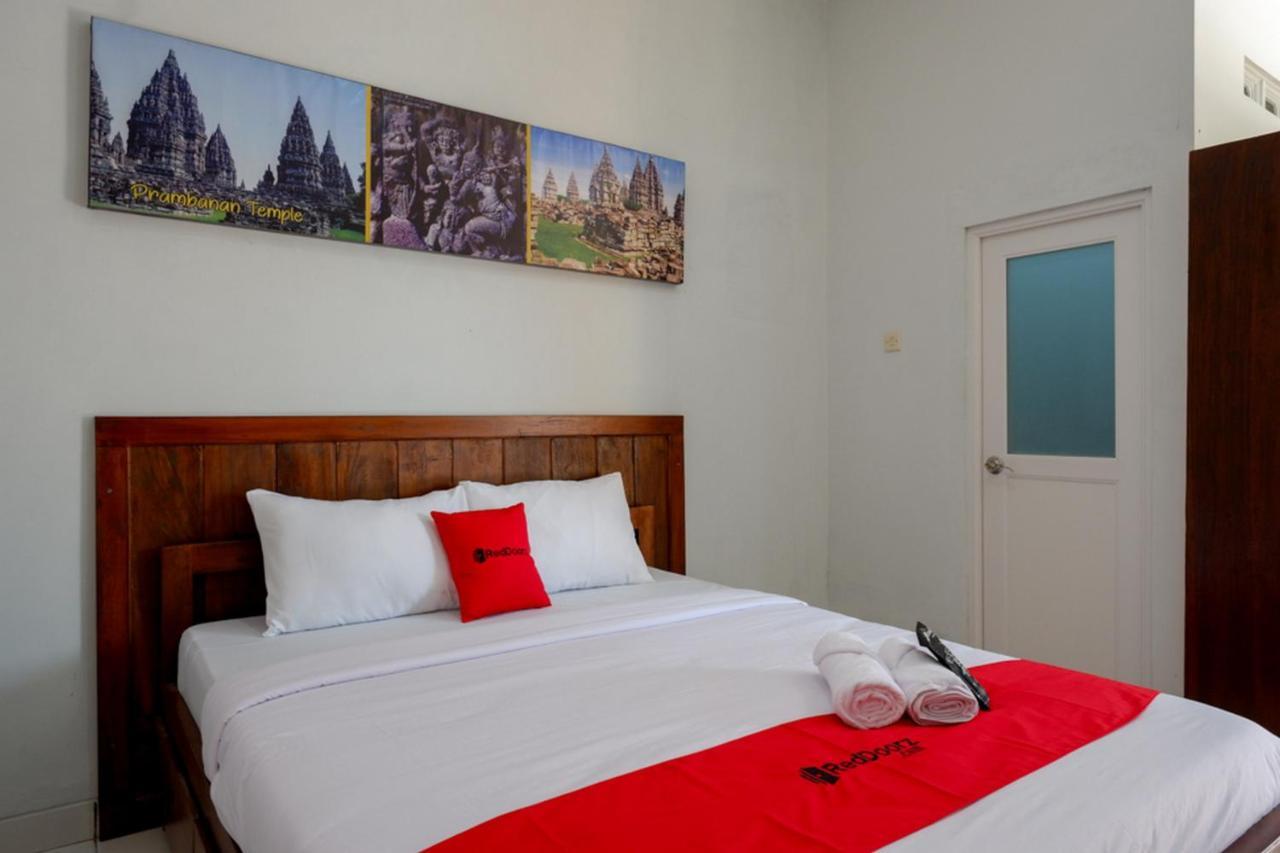 Hotel RedDoorz near Padang Golf Adisucipto Potrojayan Zewnętrze zdjęcie