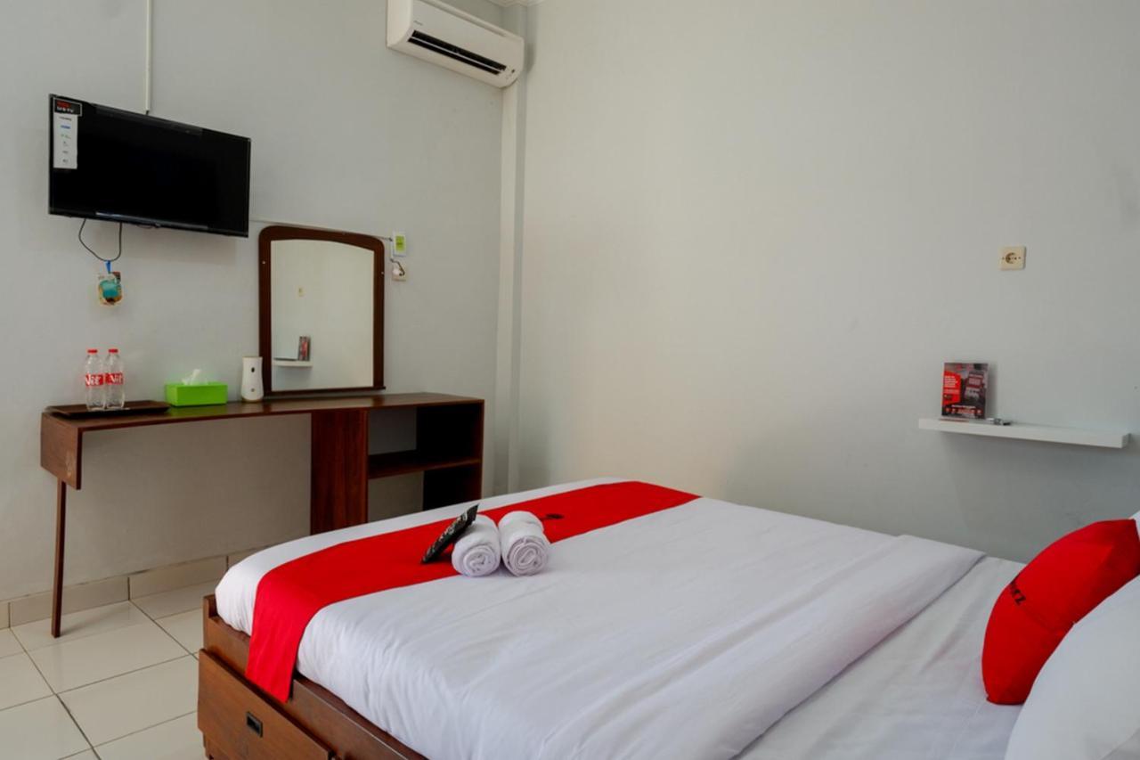 Hotel RedDoorz near Padang Golf Adisucipto Potrojayan Zewnętrze zdjęcie